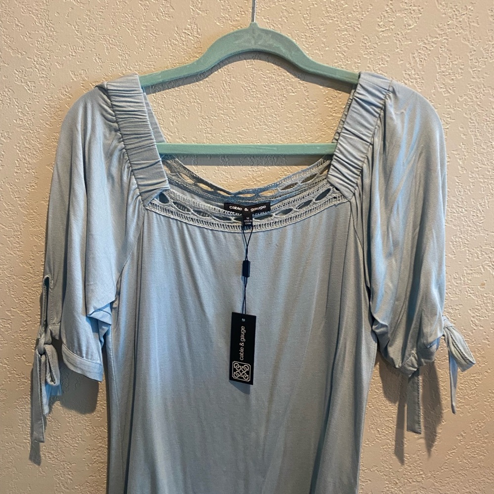 Cable & Gauge light blue top, sz med, NWT